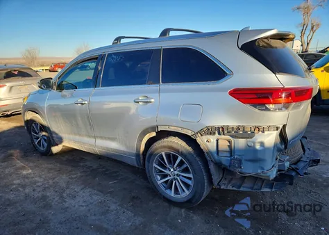 2018 Toyota Highlander Se z USA, uszkodzony, nr VIN 5TDJZRFH5JS555715